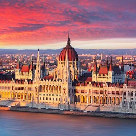 2Budapest Eye-Freegym And Sauna Luxury Home Bagian luar foto