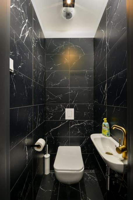 2Budapest Eye-Freegym And Sauna Luxury Home Bagian luar foto