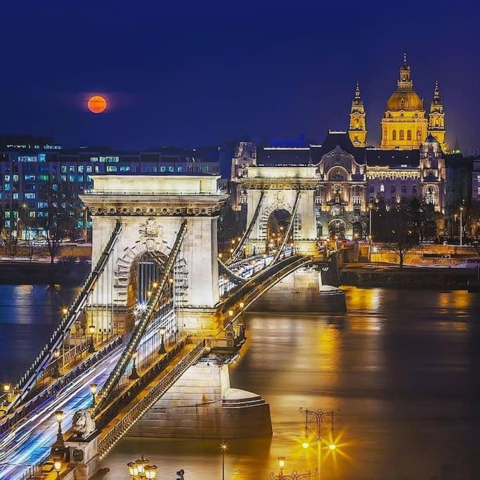 2Budapest Eye-Freegym And Sauna Luxury Home Bagian luar foto