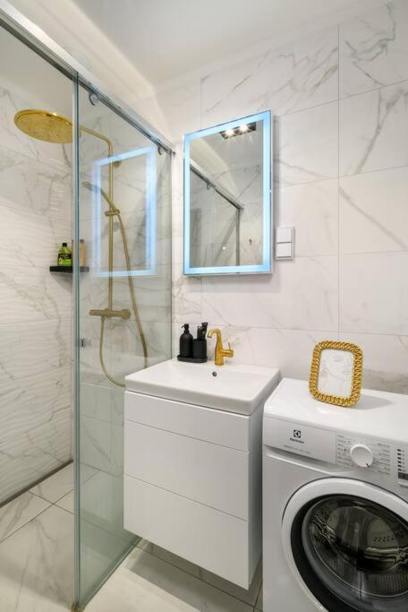 2Budapest Eye-Freegym And Sauna Luxury Home Bagian luar foto